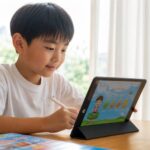 タブレット学習に取り組む子ども。画面に「よくできたね」の表示